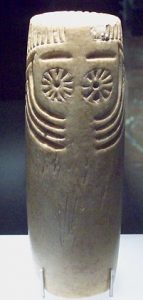 Ídolo oculado (llamado "Ídolo de Extremadura"). Obra de arte esquemático esculpida en alabastro en el valle del Guadalquivir (España) durante el Calcolítico (tercer milenio a. C.).
