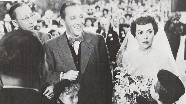 Pete Garvey (Bing Crosby) inventa un fraude inmobiliario y, con la ayuda de su editor, George Degnan (Robert Keith), intenta desacreditar al prometido de su ex novia