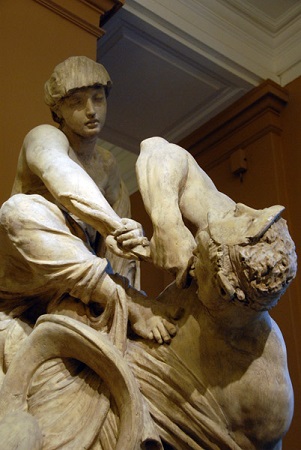 La escultura Verdad y Falsedad se encuentra en el Victoria and Albert Museum