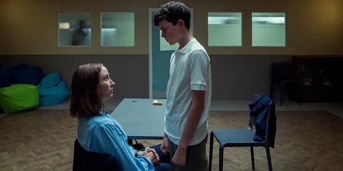 Protagonista con la psicóloga en la serie Adolescencia